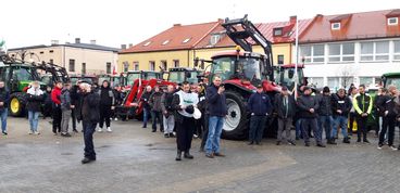 Kilkadziesiąt ciągników wyjechało dziś na drogi powiatu wieluńskiego. Rolnicy protestowali przeciw unijnej polityce rolnej